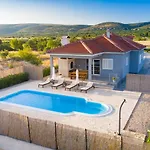 Modern Rak With Beautiful Pool