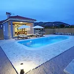 Modern Rak With Beautiful Pool