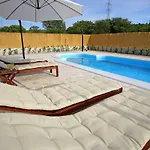 Modern Rak With Beautiful Pool Вилла *