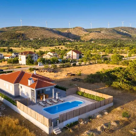 Modern Rak With Beautiful Pool
