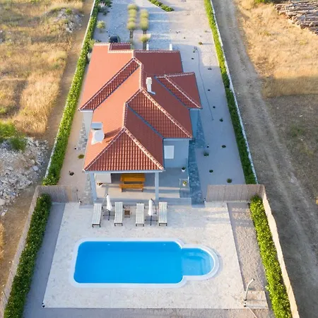Modern Rak With Beautiful Pool