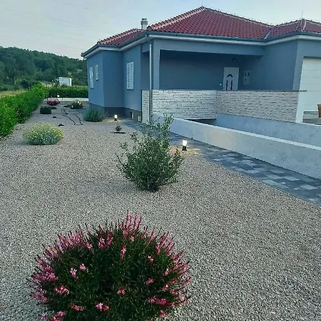 Modern Rak With Beautiful Pool