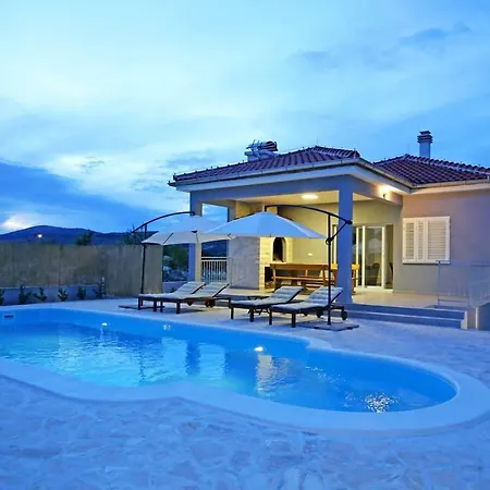 Villa Modern Rak With Beautiful Pool *