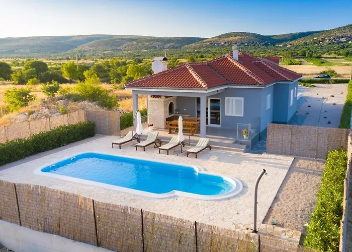 Modern Rak With Beautiful Pool