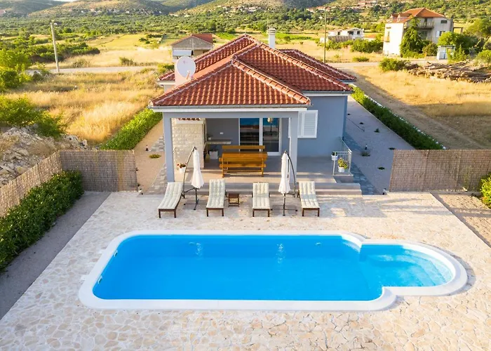 Modern Rak With Beautiful Pool Vila