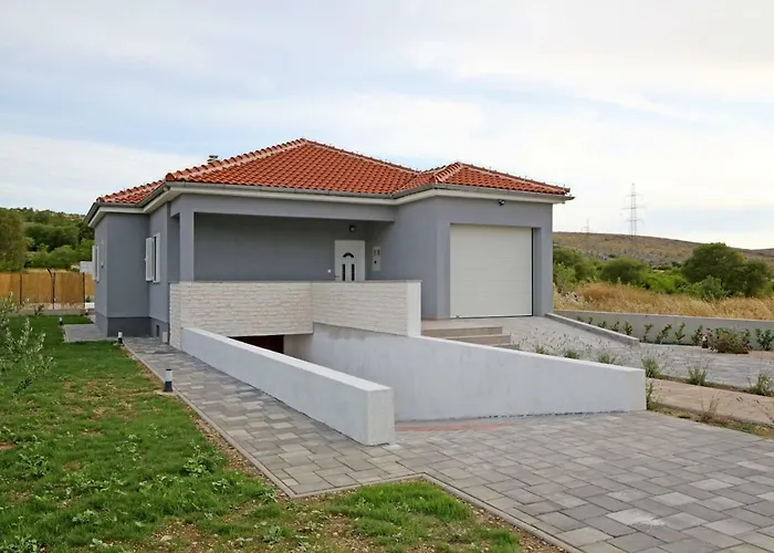 Modern Rak With Beautiful Pool Vila