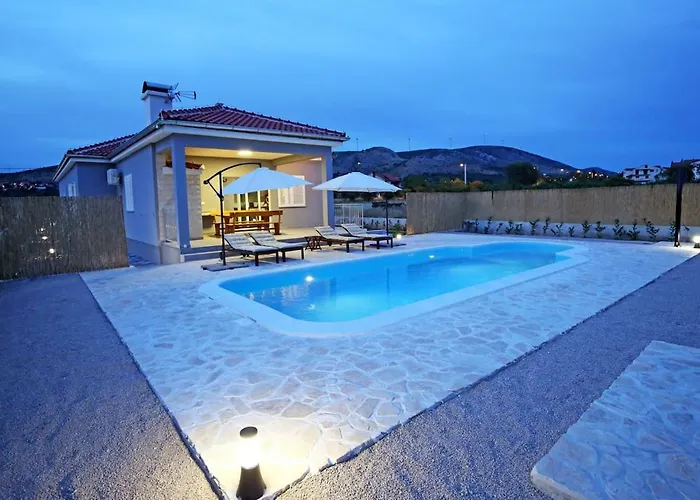 Modern Rak With Beautiful Pool