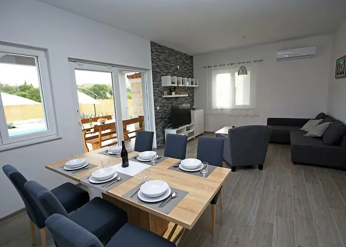 Modern Rak With Beautiful Pool Vila